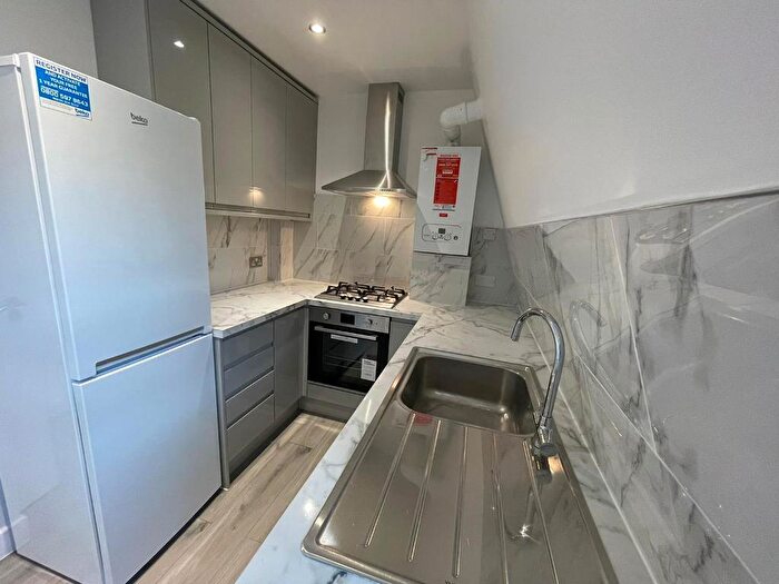 2 Bedroom Flat To Rent In New Road, Whitechapel, London, E1