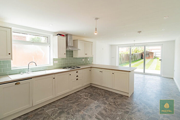 4 Bedroom End Of Terrace House For Sale In Church Road, Aldershot, GU11