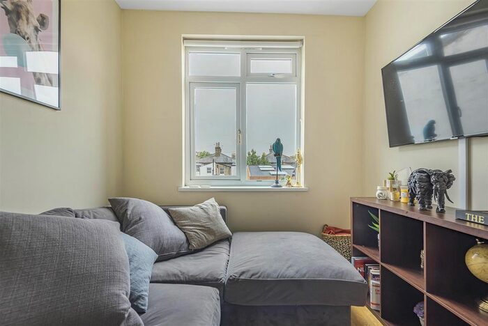 2 Bedroom Flat For Sale In Evelyn Road, Richmond, TW9