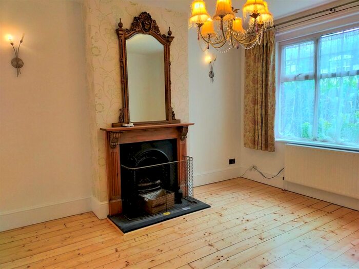 4 Bedroom Semi-Detached House To Rent In Dunraven Avenue, Redhill RH1