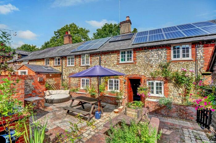 4 Bedroom Country House For Sale In Hillock Cottages, Parslows Hillock, HP27