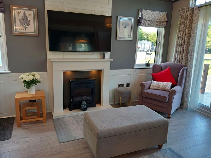 2 Bedroom Mobile/park Home For Sale In Chester Road, Oakmere, Northwich, CW8