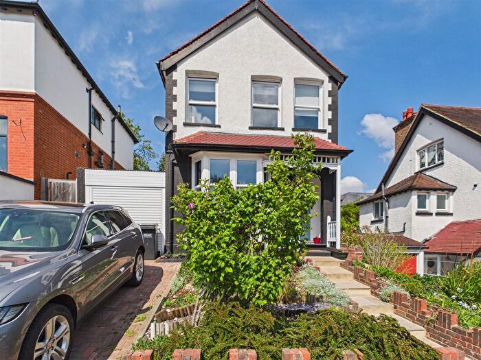 4 Bedroom Detached House For Sale In The Avenue, Coulsdon, CR5