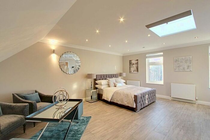 3 Bedroom Flat To Rent In Long Drive, London, W3