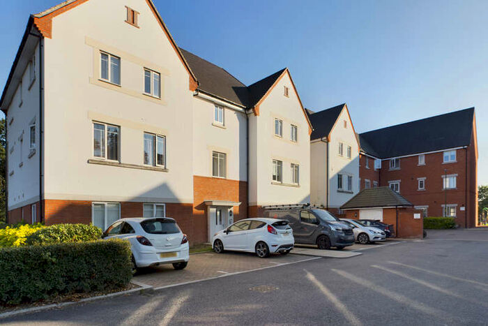 2 Bedroom Flat To Rent In Forge Wood, Crawley, RH10