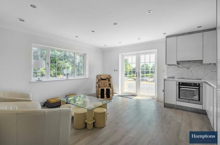 2 Bedroom Flat To Rent In Sandhills Lane, Virginia Water, GU25