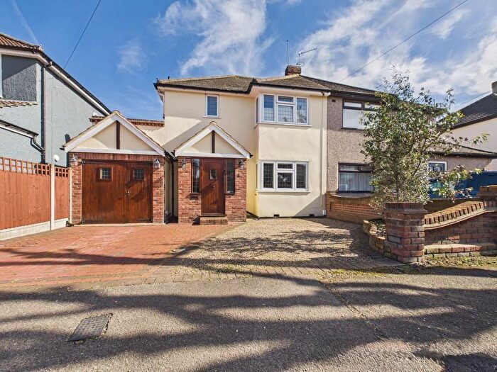 3 Bedroom Semi-Detached House For Sale In Elms Farm Road, Hornchurch, RM12