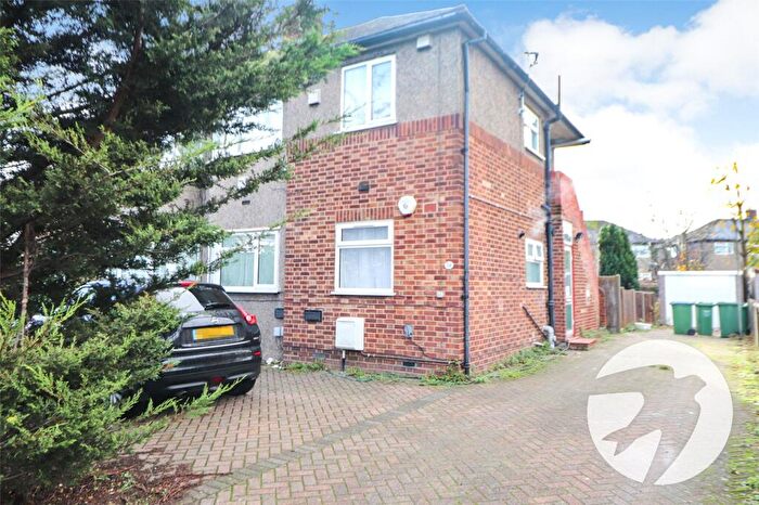 2 Bedroom Maisonette For Sale In Parkside Avenue, Bexleyheath, Kent, DA7