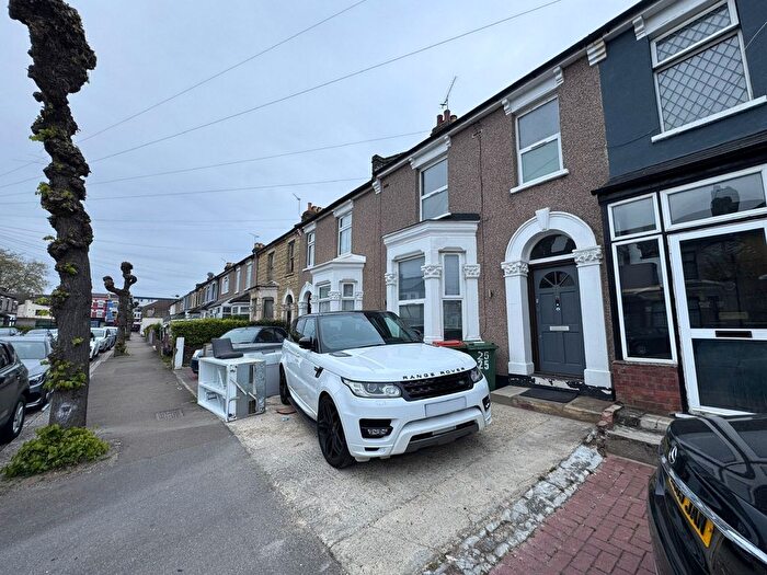 4 Bedroom Terraced House To Rent In First Avenue, Manor Park, E12