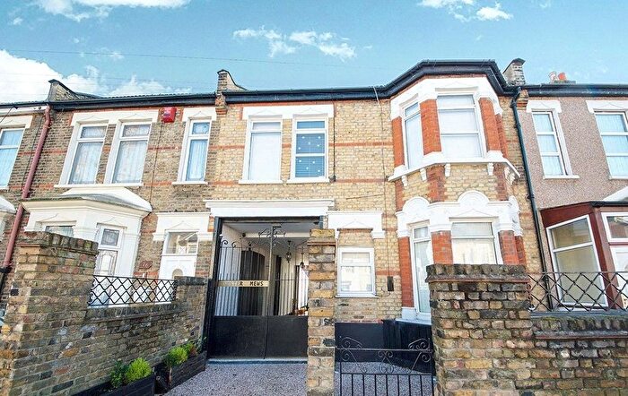2 Bedroom Flat To Rent In Oyster Mews, London, E7