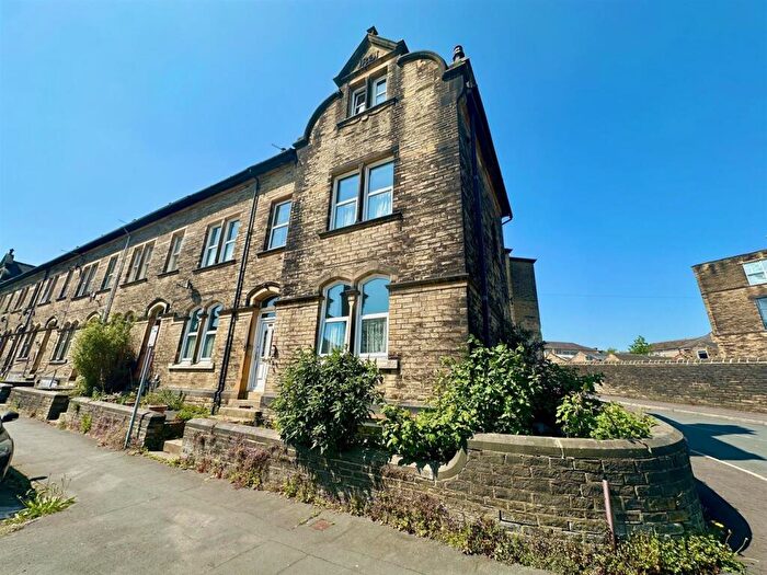 6 Bedroom End Of Terrace House For Sale In Savile Park Road, Halifax, HX1