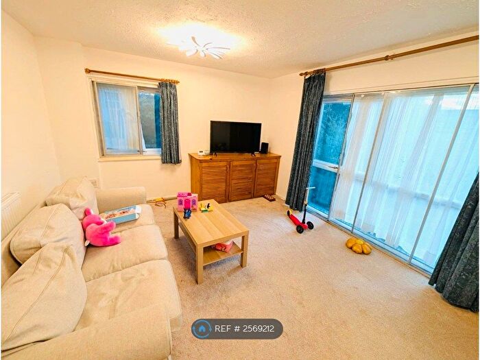 2 Bedroom Flat To Rent In Deborah Close, Isleworth, TW7