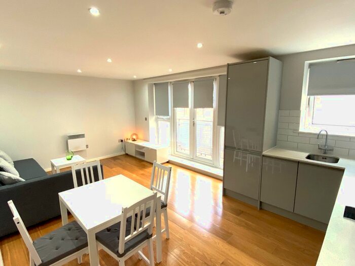 2 Bedroom Flat To Rent In Flat Signal House, Great Suffolk Street, London, SE1