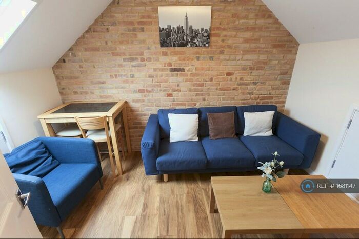 3 Bedroom Flat To Rent In Abbotsbury Road, Weymouth, DT4