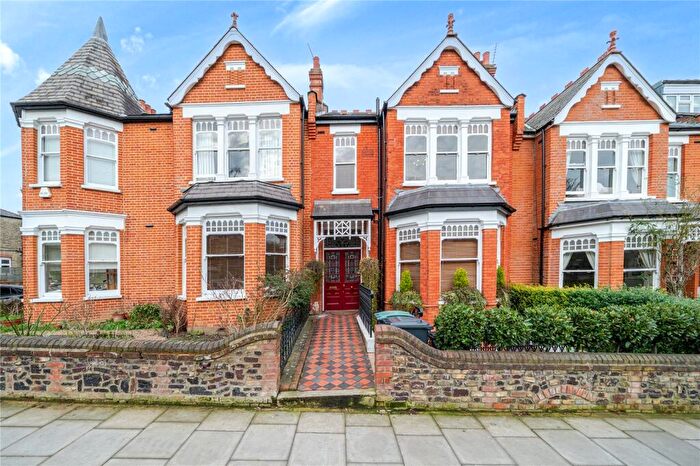 2 Bedroom Apartment For Sale In Dukes Avenue, London, N10