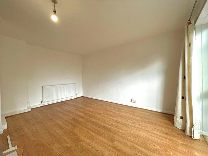 3 Bedroom Flat To Rent In Douglas Road, London, N22