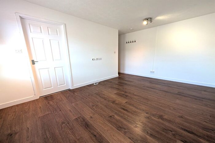 1 Bedroom Flat To Rent In Helford Gardens, SO18