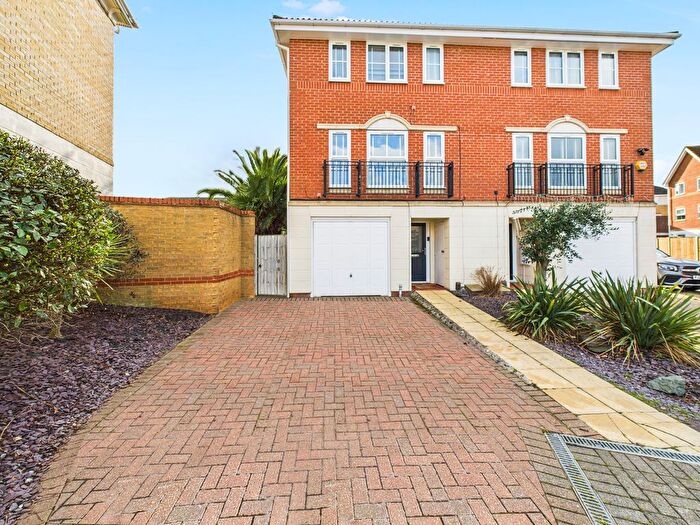 4 Bedroom Semi-Detached House For Sale In Bradfords Close, Chatham, ME4