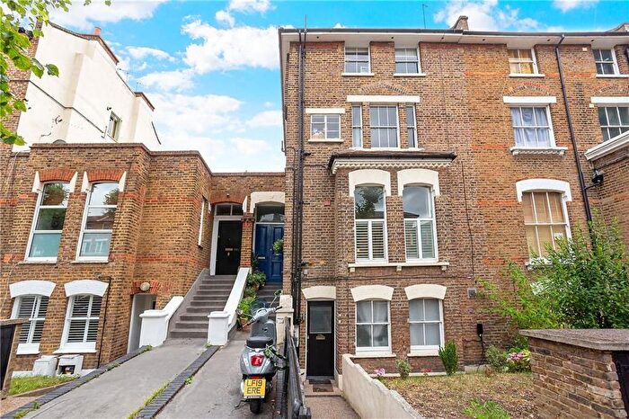 3 Bedroom Flat To Rent In Coningham Road, Shepherds Bush, W12