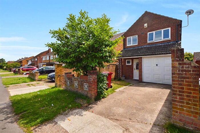 3 Bedroom Detached House For Sale In Crofthill Road, Slough, SL2