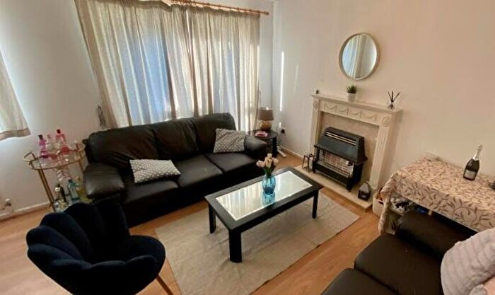 3 Bedroom Detached House To Rent In Falcon Close, Lenton, Nottingham, NG7