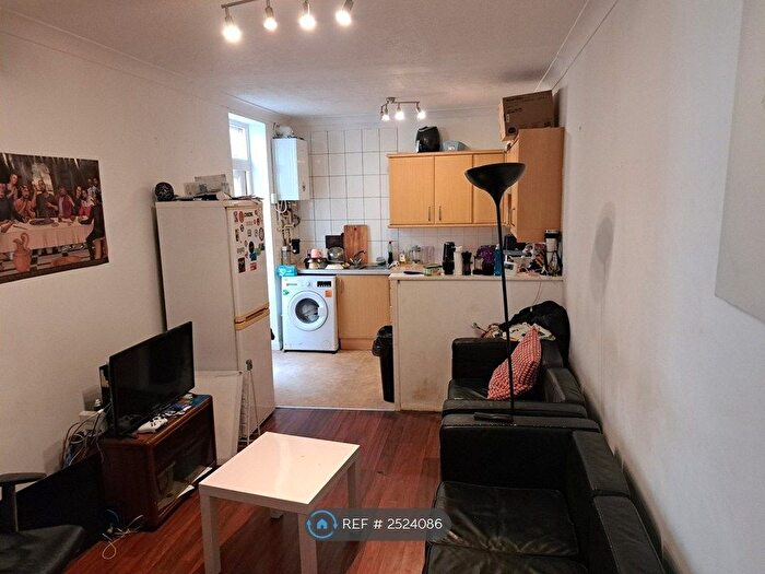 4 Bedroom Flat To Rent In Farm Road, Hove, BN3