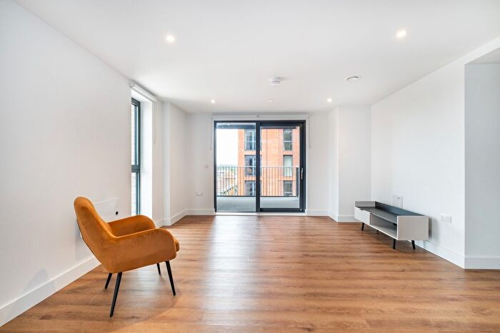 3 Bedroom Flat To Rent In Garden Boulevard, Maidenhead, SL6