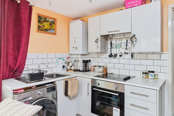 1 Bedroom Flat For Sale In Cavern Road, Torquay, TQ1