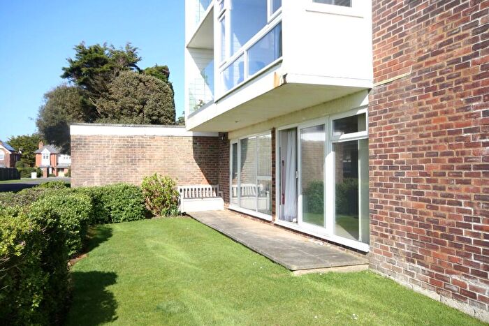 2 Bedroom Flat For Sale In Cliff Road, Milford On Sea, SO41