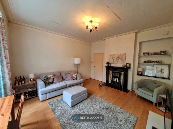 2 Bedroom Maisonette To Rent In Croydon Road, Caterham, CR3