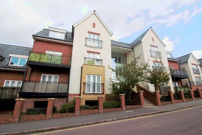 2 Bedroom Flat To Rent In Vale Road, Bushey, WD23