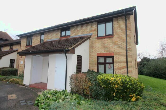 2 Bedroom Flat To Rent In King Arthur Court, Cheshunt, Waltham Cross, EN8