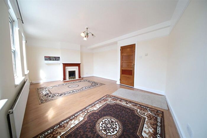 3 Bedroom Maisonette To Rent In Onslow Parade, London, N14