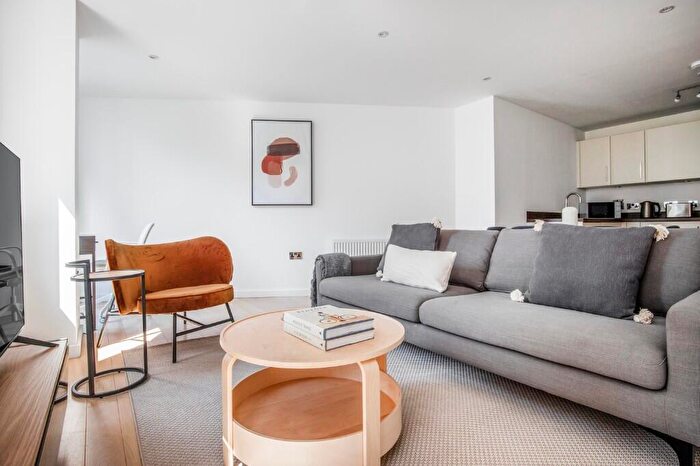 2 Bedroom Apartment To Rent In Britannia Walk, London, N1