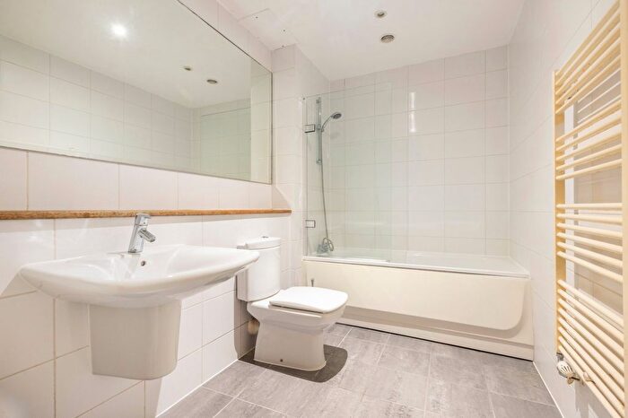 2 Bedroom Flat To Rent In Canal Boulevard, Camden, NW1
