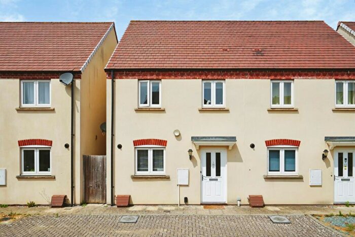 2 Bedroom Semi-Detached House For Sale In Redcar Road, Bicester, OX26