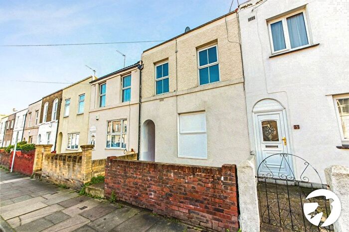 1 Bedroom Flat To Rent In Peacock Street, Gravesend, Kent, DA12