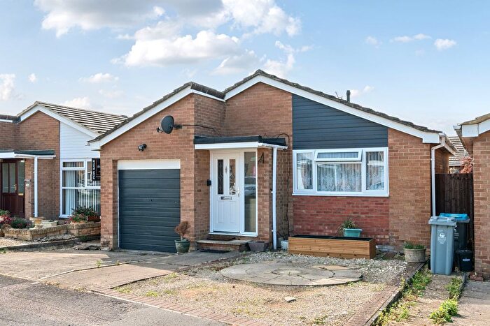 2 Bedroom Detached Bungalow For Sale In Edgeworth Drive, Carterton, Oxfordshire, OX18
