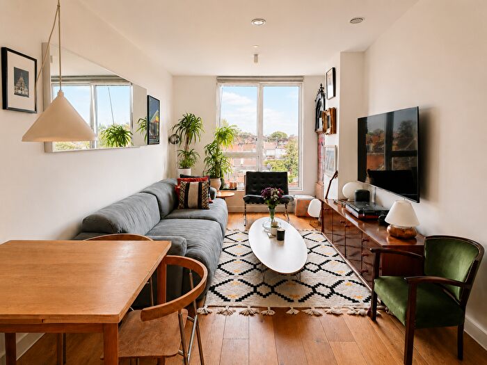 2 Bedroom Flat For Sale In Clapton Common, Hackney, London, E5