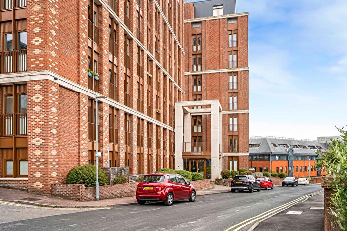 2 Bedroom Flat For Sale In Ziggurat House, Grosvenor Road, St. Albans, Hertfordshire, AL1
