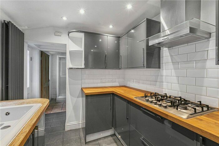 2 Bedroom End Of Terrace House To Rent In Whitehorse Road, Croydon, CR0