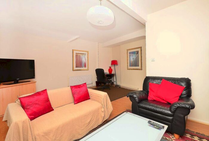 3 Bedroom Flat To Rent In Portpool Lane, Farringdon, London, EC1N