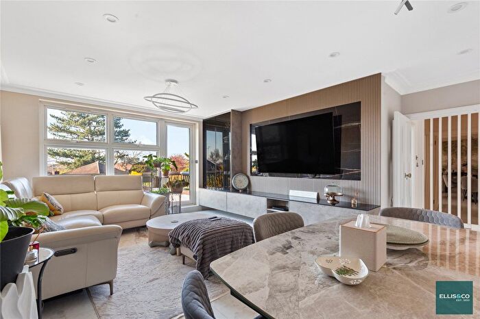 3 Bedroom Flat For Sale In Hendon Lane, Finchley, N3
