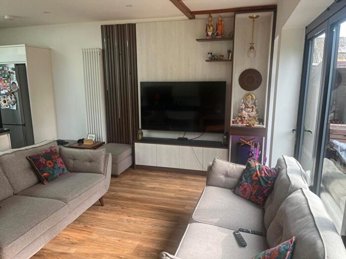 3 Bedroom Flat To Rent In Flat Above, Walton Street, Walton On The Hill, Surrey, KT20