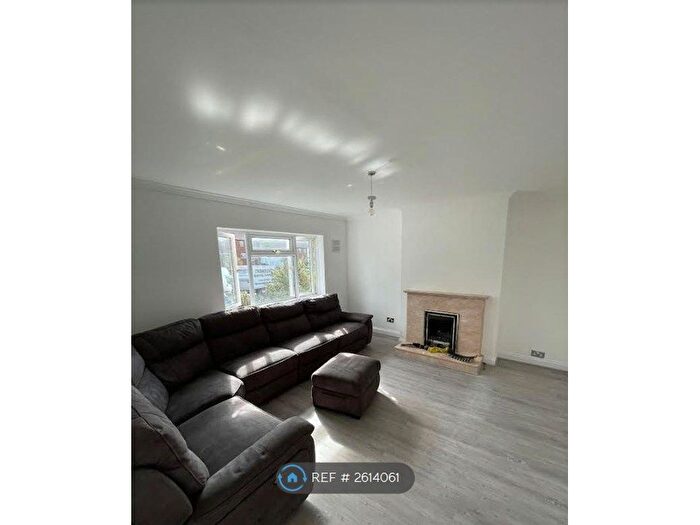 3 Bedroom Semi-Detached House To Rent In Larchfield Road, Maidenhead, SL6