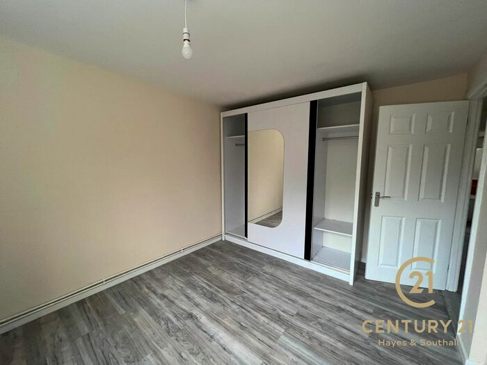 3 Bedroom Flat To Rent In Harlech Gardens, Heston, Hounslow TW5
