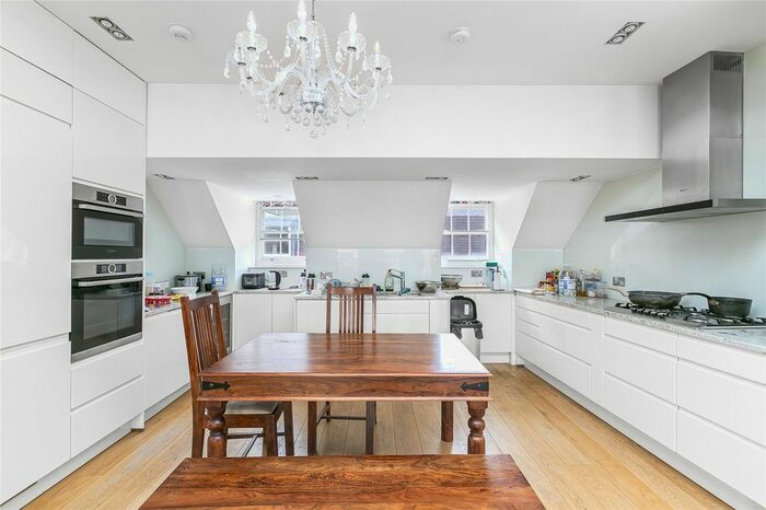 3 Bedroom Flat To Rent In Warwick Court, London, WC1R