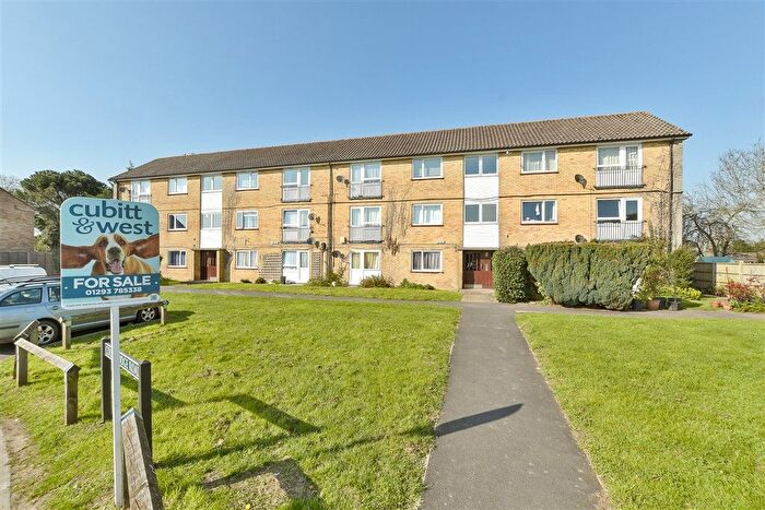2 Bedroom Flat For Sale In Court Lodge Road, Horley, Surrey, RH6