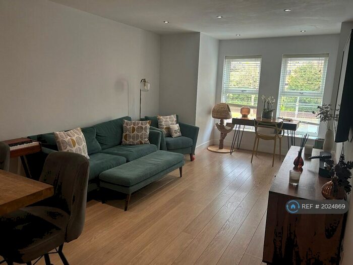 2 Bedroom Flat To Rent In Darwin House, Beckenham, BR3