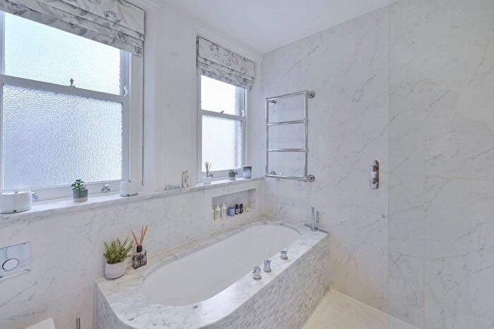 2 Bedroom Flat For Sale In Old Brompton Road, South Kensington, London, SW5